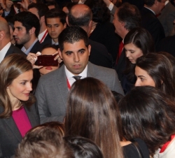 Doña Letizia conversa con los jóvenes becados tras la entrega de las becas